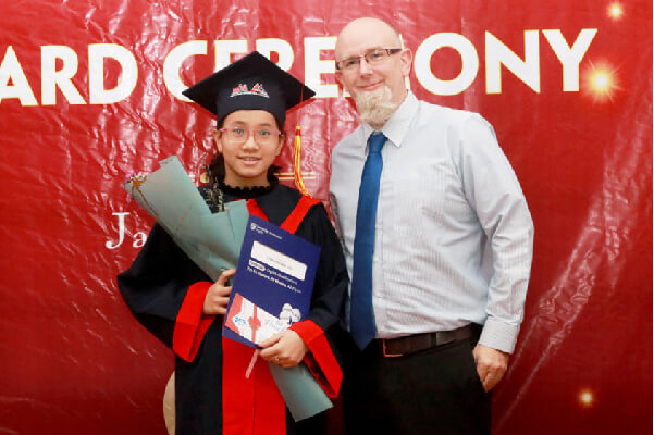 Giáo viên và học viên AMA